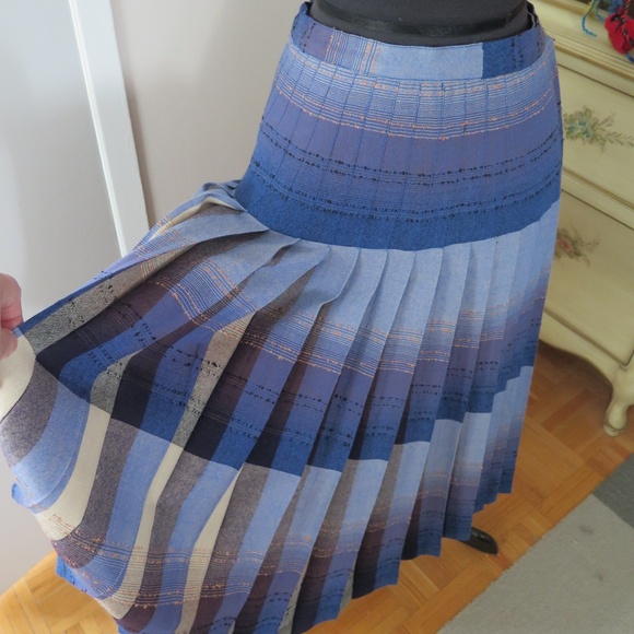 Vintage All Around Reversible Pleated Skirt in Plaid Wool - Picture 11 of 14